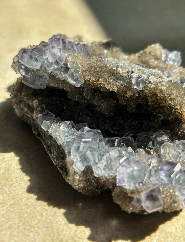 Calcedonio nero con Fluorite blu cubica